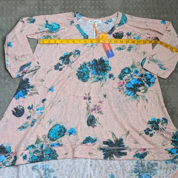 Wonderland Flowy Top - Picture 3 of 6